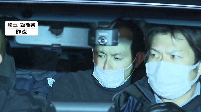 自宅で通常逮捕され、飯能署に連行される斎藤容疑者。終始、無表情だった。