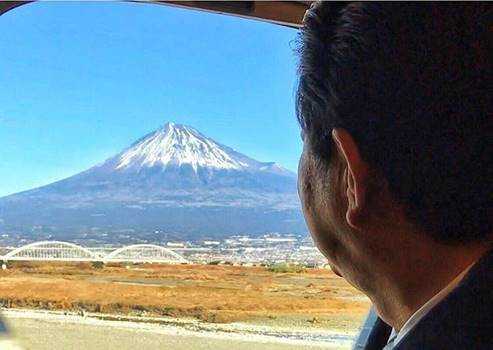 首相官邸インスタグラムより：新幹線車内の安倍首相