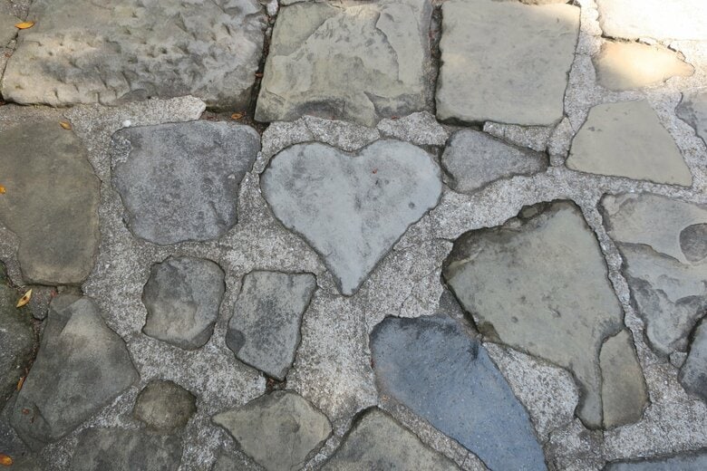 レストハウス付近の石畳にあるハート