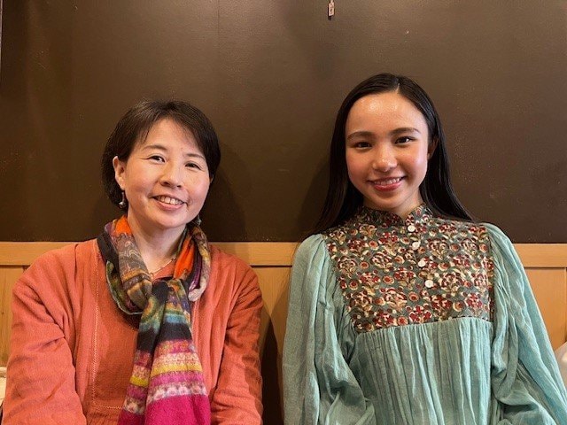 逗子フェアトレードタウンの会の磯野昌子さん（左）と長女のアサさん