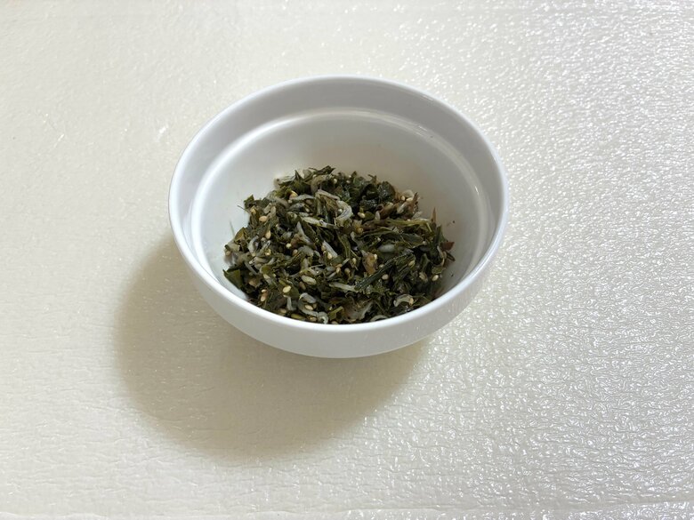  酒のつまみに最適な「茶殻のごま和え」（特集班撮影）