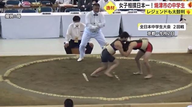 平口さん（左）は立ち合いの当たりで圧勝（全日本中学生大会2回戦）