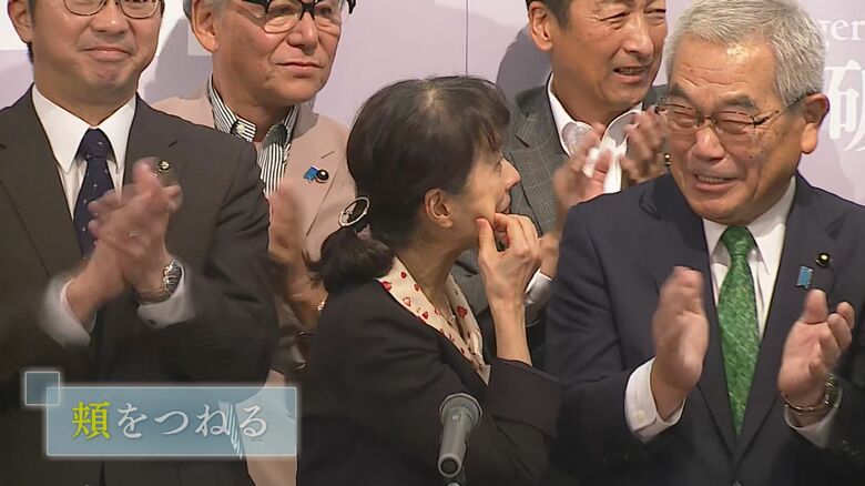 頬をつねる仕草の佳子夫人