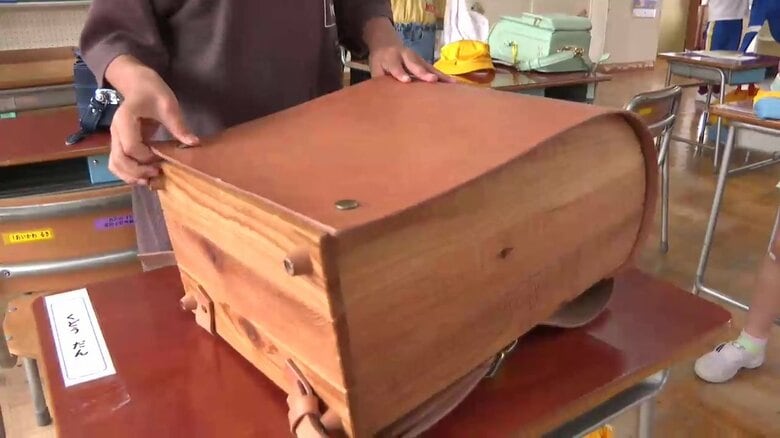 教室でひときわ目を引く木製ランドセル