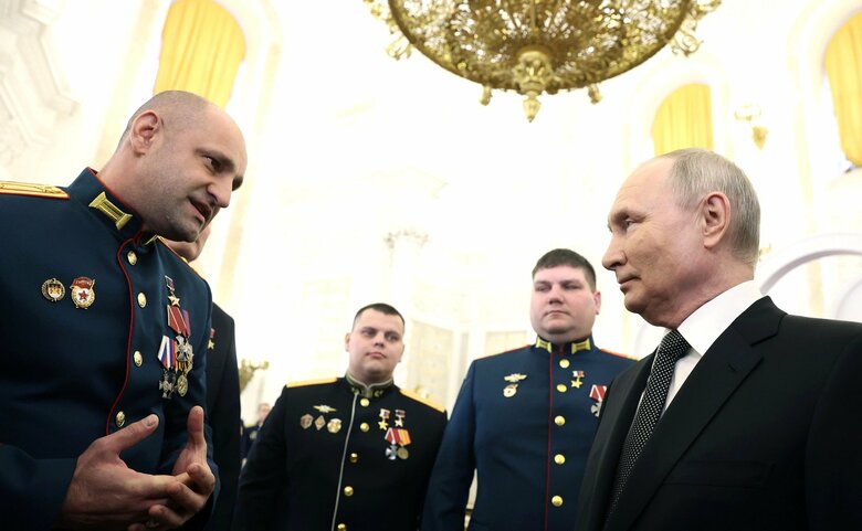 ウクライナ侵攻に参加した軍人に大統領選への出馬を問われ「立候補する予定」と話したプーチン大統領（2023年12月８日）