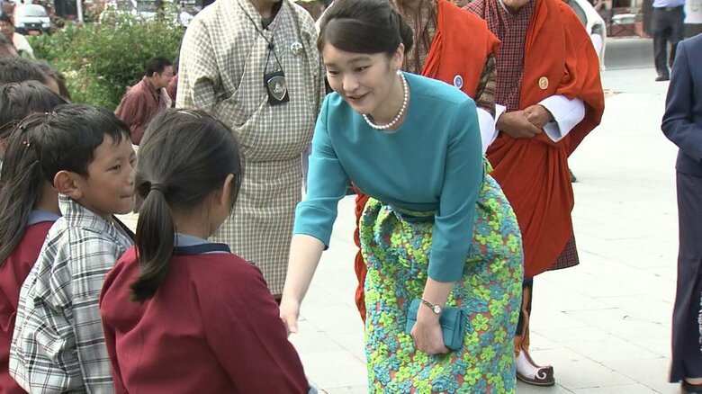 ブータン訪問の際にエメラルドグリーンの装いだった小室眞子さん　2017年6月