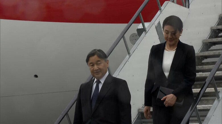 硫黄島に到着された天皇皇后両陛下