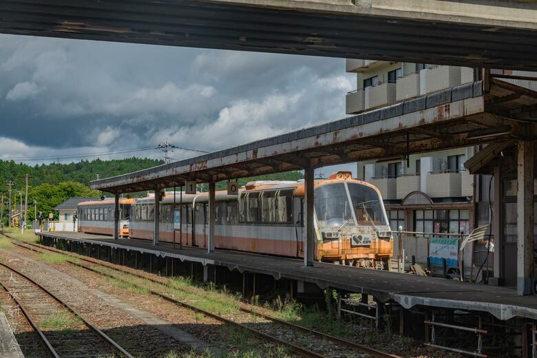 穴水駅で眠る古い特急列車（2024年9月撮影）