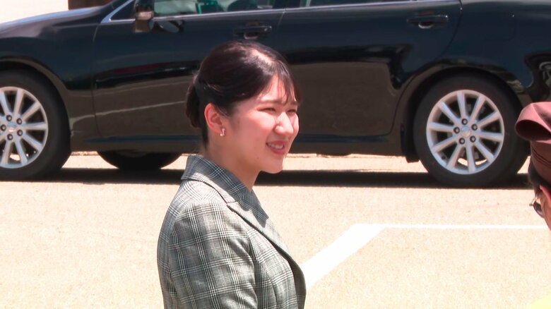 石川・志賀町「道の駅とぎ海街道」で仮設店舗を視察される愛子さま　訪問2日目