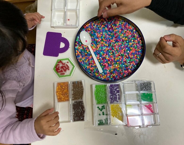 娘さんと父親のアイロンビーズ作業の様子