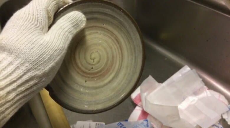 救出された皿。中央には叩いた傷が…