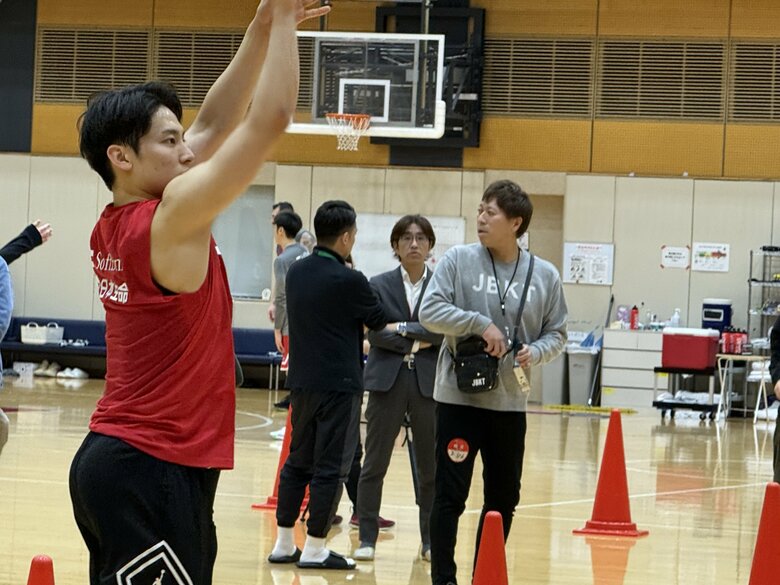 公開練習での河村勇輝（16日、都内）