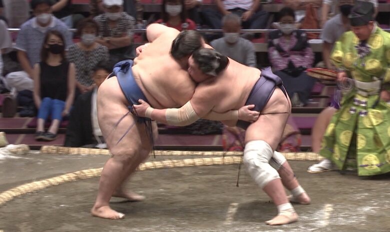 左前まわしを取る照ノ富士の鉄壁の形