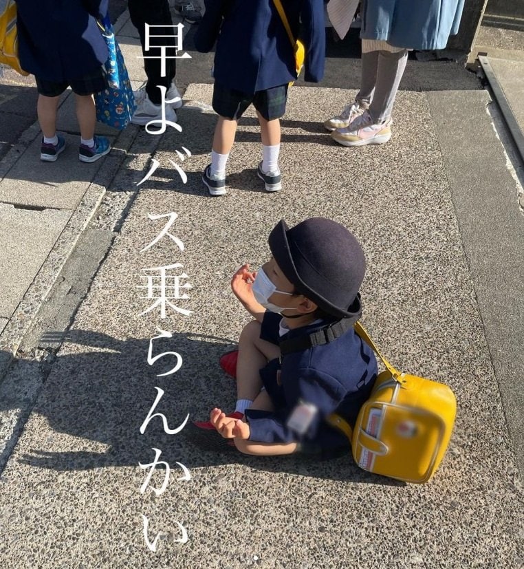登園バスに乗る前の謎の瞑想…。