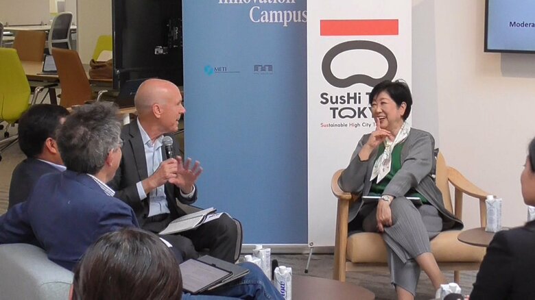 日米の関係者と懇談する小池知事（カリフォルニア州パロアルト）