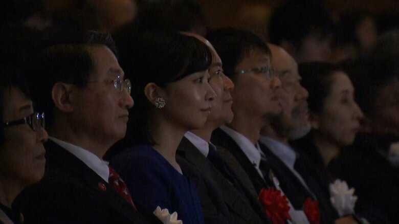 拍手を送られる佳子さま