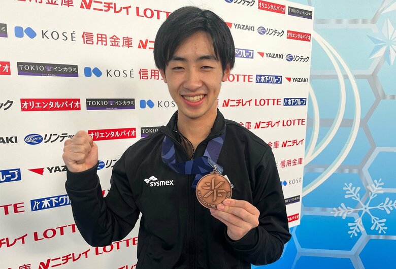 メダルを手にして笑顔を見せる壷井（2024年全日本）