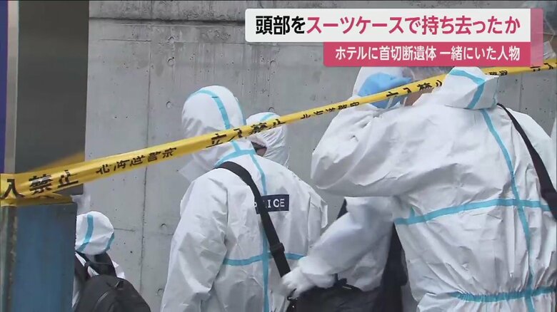 多くの捜査員が、現場検証などのためホテルに入っていく