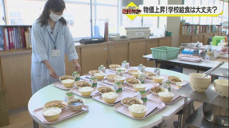 献立を確認する金沢市立大徳小の田中教諭