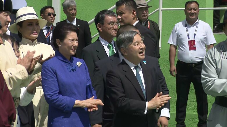 「ナーダム」の弓競技のデモンストレーションをご覧になる両陛下