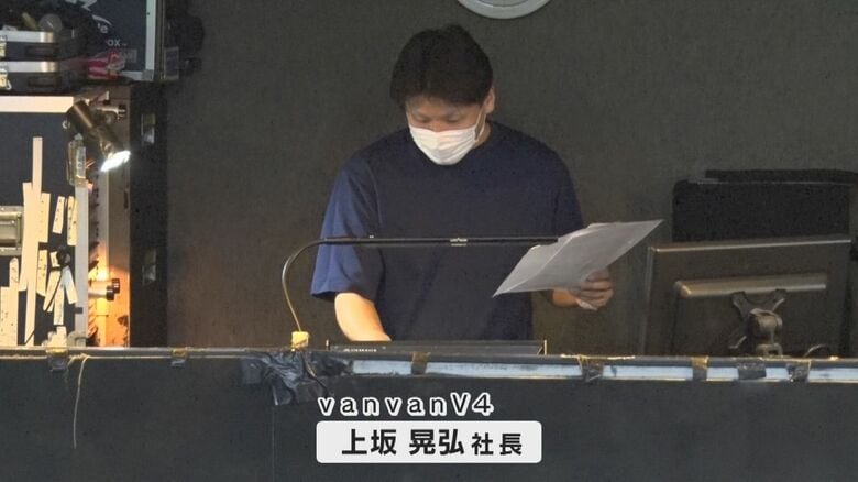 ミキサー卓で作業する上坂社長