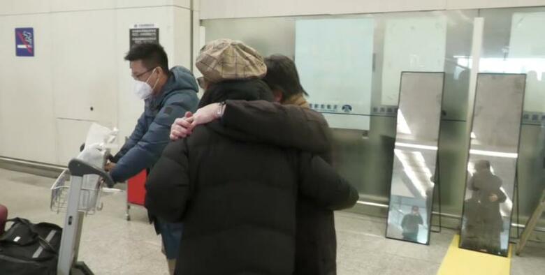 天津市の国際空港で再会を喜ぶ中国人の家族（2023年1月8日）