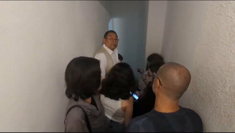 住宅地下のシェルターに避難