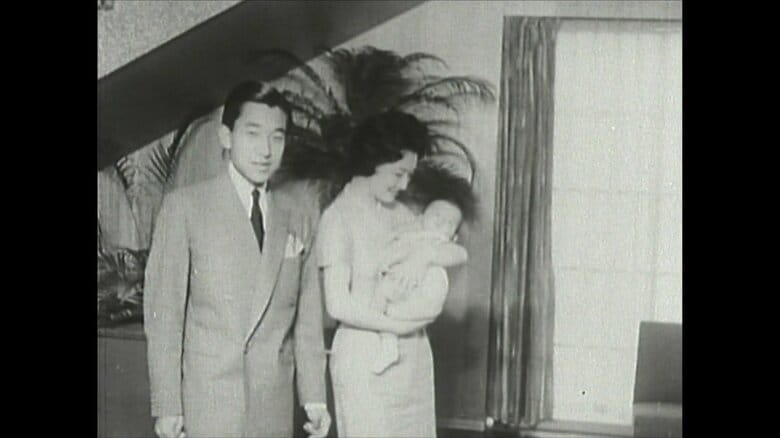 昭和35年（1960年）6月　完成したばかりの「東宮御所」にて　当時の皇太子ご一家