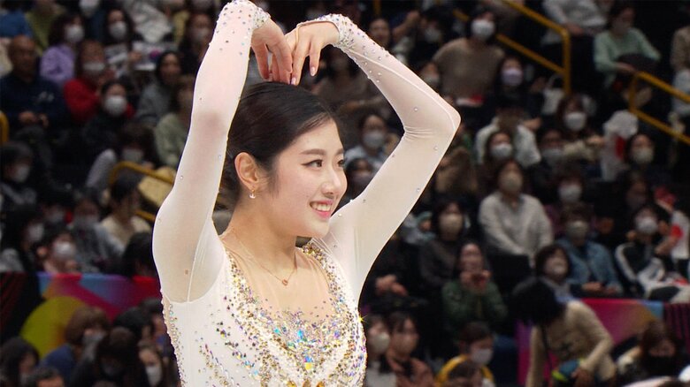 フリー演技後にはハートマークを掲げた（2023年世界選手権）