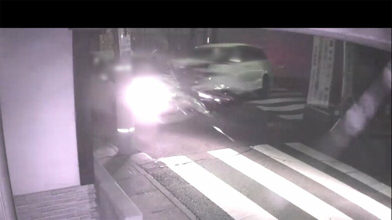 奥から走ってきた乗用車と右から来たワゴン車が衝突。その衝撃で、乗用車は、近くの電柱に激突した。
