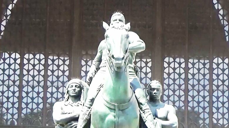 NY博物館前に設置されているセオドア・ルーズベルト元大統領の像も「人種差別的だ」とし、市が撤去を決めた