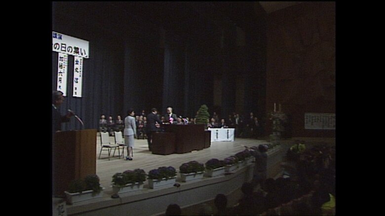 画面中央に手を伸ばした人物が