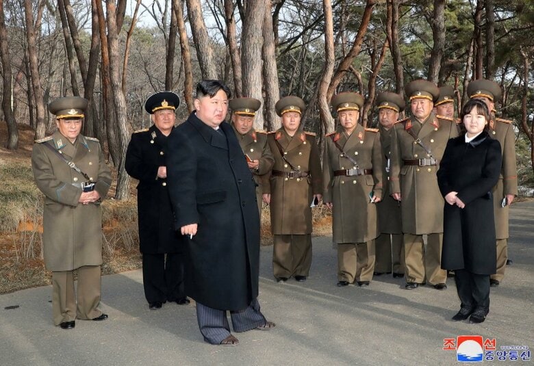 "新型戦術誘導兵器"による火力襲撃訓練を視察する金正恩・ジュエ親子（朝鮮中央通信・2023年3月10日）