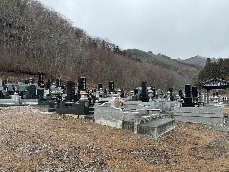 お寺はなく、墓標だけが並ぶ　同じ姓が多く見られた