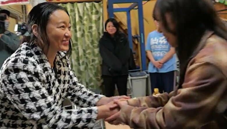 里村さんと握手を交わす高野さん