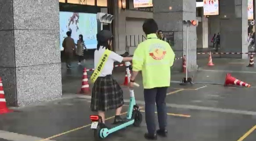 自転車の”歩道走行”は違反　博多駅前でマナー向上呼びかけ　電動キックボード「通行区分違反」３７件