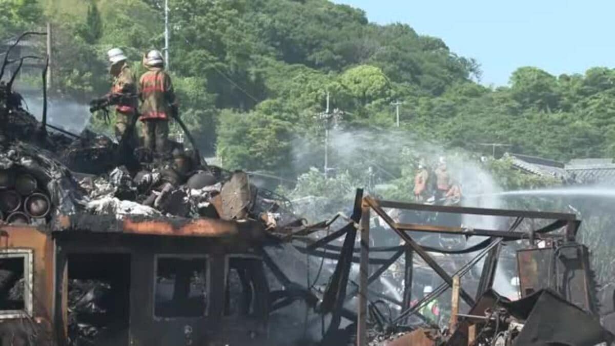 呉市の船解体現場火災から一夜 鎮火のめど立たず 引き続き365世帯に
