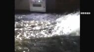 「水道管が破裂している」一時約100mに渡って冠水　道路に縦7m・横5mほどの穴も　神奈川・鎌倉市で断水続く