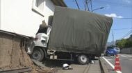 トラックが土蔵に突っ込む　国道で軽自動車と衝突　トラック運転の20代男性を搬送　長野・坂城町