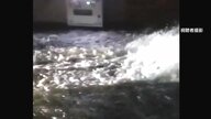 「水道管が破裂している」一時約100mに渡って冠水　道路に縦7m・横5mほどの穴も　神奈川・鎌倉市で断水続く