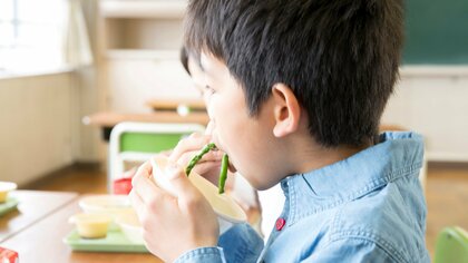 苦手な食材は人気メニューの力を借りて子どもの口に合わせて提供。家でもできる「残されない給食」4つのテクニック