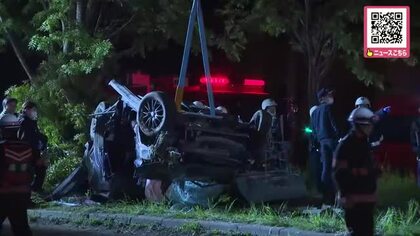 原形をとどめないほど大破した車―中央分離帯に乗り上げ立ち木に突っ込んで横転_運転していた20代男性と助手席の10代女性が死亡―後部座席の10代女性がケガ〈現場は片側2車線の直線…北海道苫小牧市〉