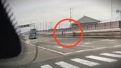 【危険】恐怖の瞬間! 坂道転がる2本のタイヤ…10トントラックの“後輪”外れる脱落事故｢突然ガクッと｣【新潟発】