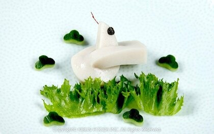 簡単で豪華!かまぼこで作る「へび」や「椿」の飾り切り おつまみやパーティー風アレンジも 板から外す裏ワザも紹介