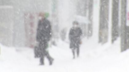 【気温乱高下】積雪も帳尻合って73センチに 札幌は3月中旬並みの暖かさから一転して吹雪 路面は＂水たまり→圧雪→凍結＂に変化で市民も困惑 北海道札幌市