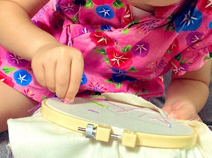 「ふんふん、ナルホドネ」4歳娘が“母の仕事”の刺しゅうに挑戦…出来栄えはどう？見守った母に聞いた