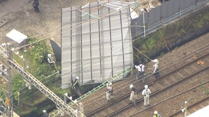 強風で線路上に7メートル×6メートルの金属製屋根　小田急線の一部区間が一時運転見合わせ　3万5000人に影響