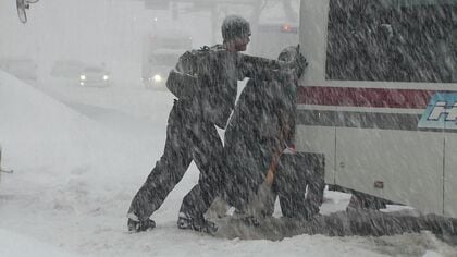 北海道の洗礼】記録的“ドカ雪”で札幌が機能不全に…バススタック、7000 北海道の洗礼】記録的“ドカ雪”で札幌が機能不全に…バススタック、7000