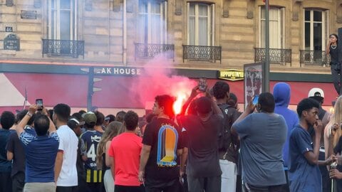 パリ・サンジェルマンがチャンピオンズリーグ連覇　シャンゼリゼ通りで一部暴徒化し　フランス全土で300人超拘束