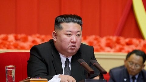 北朝鮮、弾道ミサイル相次ぎ発射か　2発とも日本のEEZ外に落下とみられる　韓国軍「900km以上飛行」
